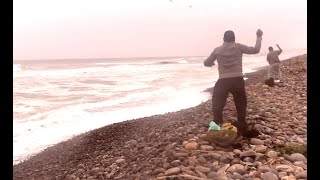 pescador tira si línea anzuelo con carnada al mar y mira lo que atrapa