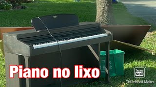 Piano no lixo