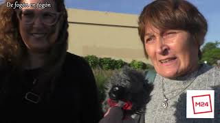 Una madre y sus dos hijas en el banderazo del Frente Amplio en la Rambla, Plaza Iemanjá