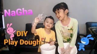 Membuat Play Dough dari Tepung Terigu