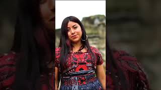 Hermosa mujer de San Juan Ixcoy Bailando al ritmo de la marimba