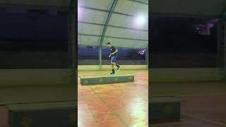 pulando no caixote com patins inline roller