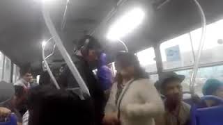 Venezolanos  maltratan al cobrador de bus en Perú