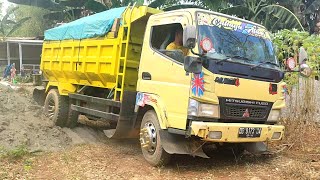 Mobil Dump Truk Pasir Jomplang Muatan Tanah Timbunan Amlas Parah Sampai Kesulitan