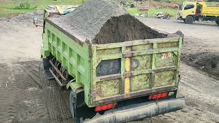 Truk Jomplang. Mobil Dump Truk Bongkar Muatan Pasir Full Bak Menggunung Di Lokasi Tampungan