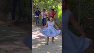 Abril una niña especial demostrando su pericia para el baile en Pinotepa Nacional Oaxaca