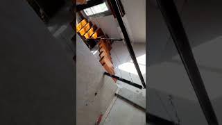 escalera en espacio reducido 1130098474