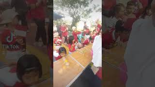 Kakak ikut lomba 17 Agustus tiup balon