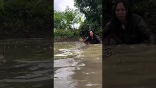 Dede Inoen Mancing Monster Dengan Tangan Kosong