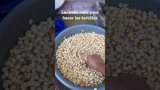 ASI se lava el maíz en El Salvador para hacer las tortillas de maíz. #salvadorenos