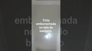 Tinta elit emborrachada no teto do banheiro