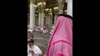 Suasana setelah Sholat di Madinah clening servis membagikan Air Zam zam