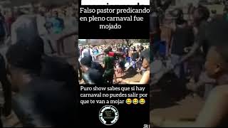 Pastor fue mojado en pleno carnaval.