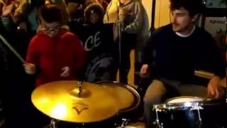 Busker in Dublin lets little girl have a shot at drumming