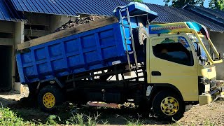 Mobil Dump Truk Tanah Timbunan Jomplang Muatan Di Jalan Kompleks