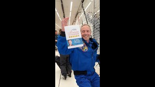 L’astronaute Jean-François Clervoy s’amuse avec le livre de Christophe Haag en « impesanteur »