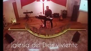 Coalo Zamorano en un momento de adoración y ministración “iglesia del Dios Viviente U.A.D”