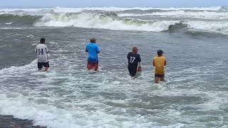 Guau!!.. pescadores le metieron su red y mira los pescados que capturan en el mar agitado - fishing