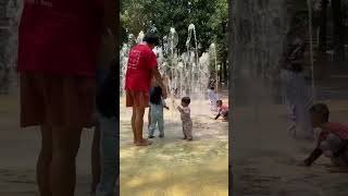 Serunya mandi air mancur di taman🥳 #shortvideo #shorts #short #airmancur