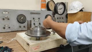 Pressure Gauge Calibration with the help of Dead weight tester