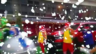 SANTA ARRIVES AT MACY'S THANKSGIVING DAY PARADE 2020 and it was snowing too.