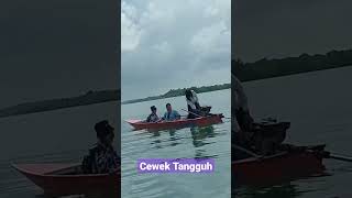 Cewek Tangguh dari Suku L...