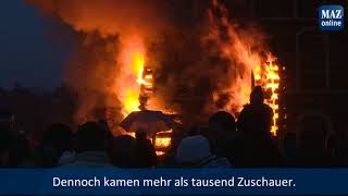 Osterfeuer in Trechwitz: Das Kolosseum brennt