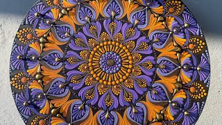 Mandala Intuitiva em Pontilhismo roxo e laranja com tinta acrílica