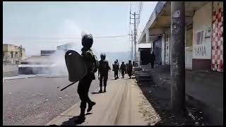 POLICE OFFICERS ENGAGE PROTESTERS IN RUNNING BATTLES IN JUA KALI AREA, KISUMU.