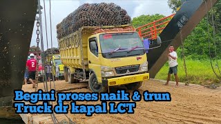 Begini proses naik & trun truck di kapal penyebrangan LCT