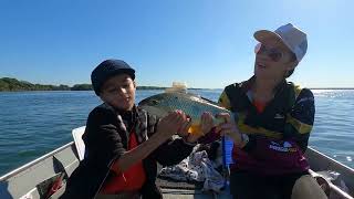 !!!!! PESCARIA EM FAMILIA ,,, PEIXE FRITO NO BARCO  MUITAS FISGADAS!!!