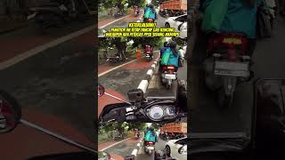 Terlalu!! Pemotor ini tetap tancap gas saat petugas PPSU sedang menyapu trotoar.