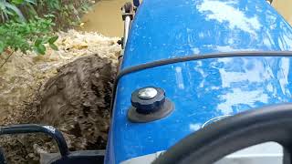 ट्राली के साथ नाले में 4wd ट्रैक्टर Sonalika world trac 60 4wd on mud with trolley