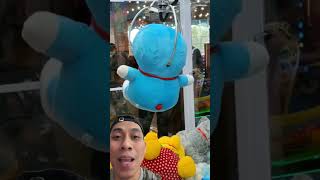 Yeee dapet boneka doraemon dari mesin capit