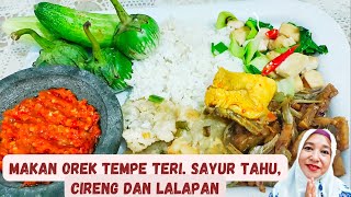 Makan tumis sawi tahu.tempe teri.cireng.ayam ‼️sambel dan lalaban nikmaaat banget👍