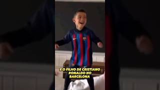 FILHO DE CRISTIANO RONALDO USANDO UNIFORME DO BARCELONA