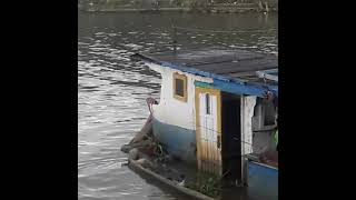 mancing ikan diatas perahu karam di Sukajaya Cilamaya kulon, Karawang Jawa Barat