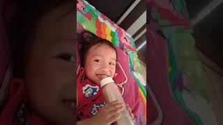 Inez baru bangun..minum susu..