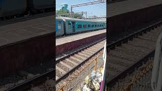 12933 - Karnavati Express Slowly Skipping Andheri Station. #youtubeshorts #andheri .