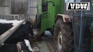 Voedermengwagen met 2 mengvijzels.