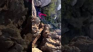 Tırmanıcı kötü düştü . Climber fell badly