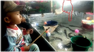 anak menangkap ikan lele | di pasar malam, Lomba banyak dapat ikan lele besar besar