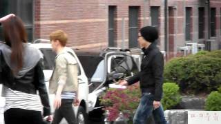 [fancam] 110429 SHINee Key waves to fans @ Seoul Women's University recording