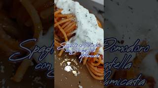 Spaghetti al Pomodoro con Stracciatella Affumicata 🎯 versione ricetta di Marco Rapo #shorts #food 🍽️