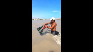 Este Hombre Tira su Atarraya en aguas Turbias y mira lo que Atrapa cerca al mar