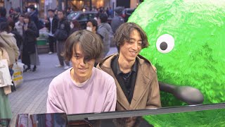 きのこの唄を渋谷で即興連弾するシュールな二人組【かてぃん×おと】