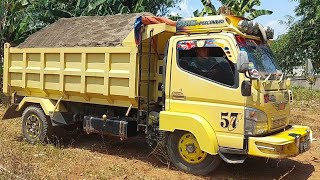 Mobil Dump Truk Pasir Melewati Perkebunan Jomplang Muatan Tinggi Menggunung