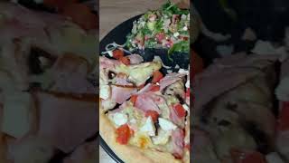 Диетический завтрак ))) салатик вкуснейший и пицца 🍕 4 сыра )