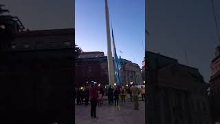 Arriado de la bandera Argentina en Plaza de Mayo