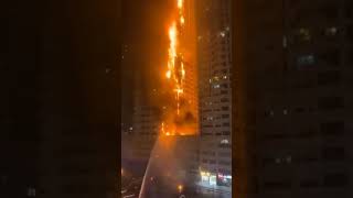 ⚡️ Fuerte incendio en un edificio residencial  en Ajman, Emiratos Árabes #viralvideo